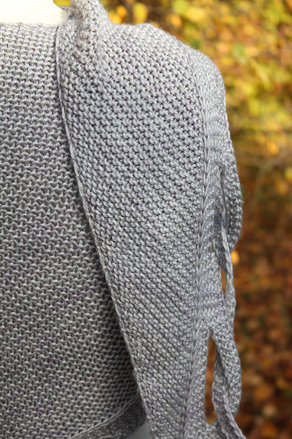 Présentation du châle Tiara de Julie Partie, patron de tricot pour un châle en croissant au point mousse avec une originale bordure tressée et ajourée