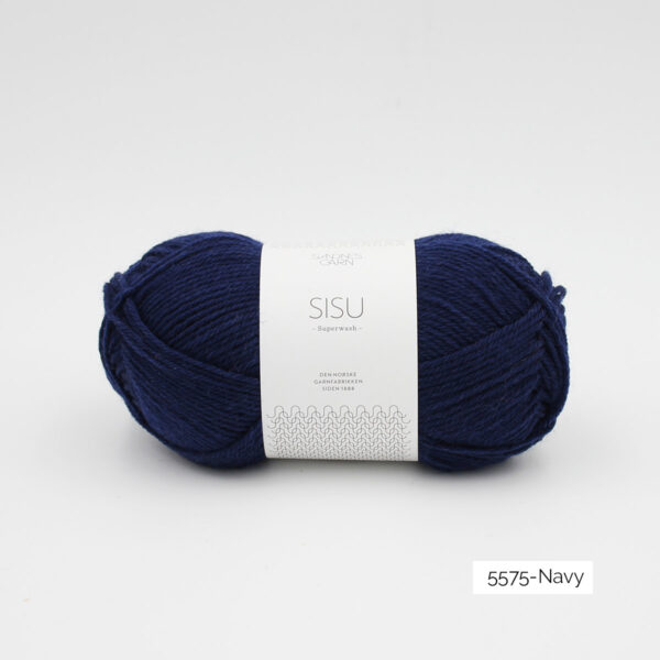 Une pelote de Sisu de Sandnes Garn, laine à chaussettes, dans le coloris Navy (bleu marine)