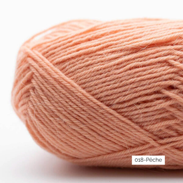 Gros plan sur une pelote de laine à chaussettes Edelweiss Alpaca de Kremke Soul Wool coloris Pêche